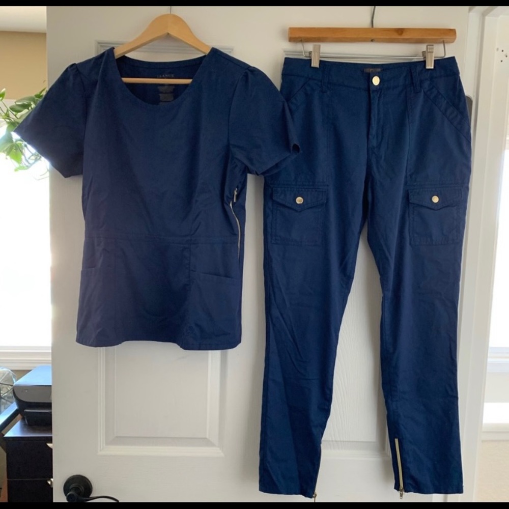 Jannuu size small scrub set